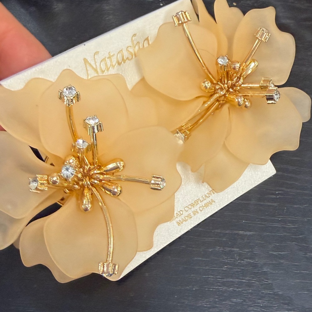 NWT ⚜️🌼⚜️ Natasha Gorgeous Beige And Gold Floral Earrings - Picture 5 of 6